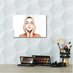 «Женщина с белой маской на лице» в интерьере салона красоты