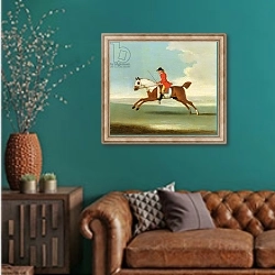 «Galloping Racehorse and mounted Jockey in Red» в интерьере гостиной с зеленой стеной над диваном