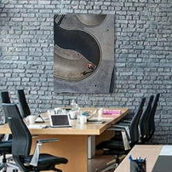 «Скейтбордист на рампе» в интерьере современного офиса с черной кирпичной стеной