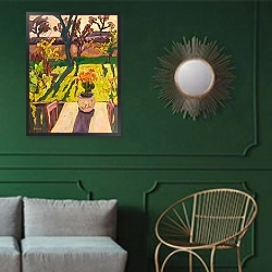 «Stream of Light, 2010» в интерьере классической гостиной с зеленой стеной над диваном