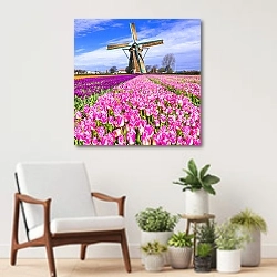 «Голландия. Поля тюльпанов с мельницами» в интерьере современной комнаты над креслом