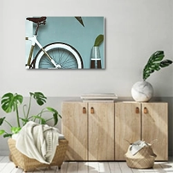 «Деталь ретро-велосипеда» в интерьере современной комнаты над комодом