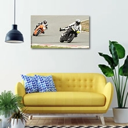 «Два мотогонщика» в интерьере современной гостиной с желтым диваном