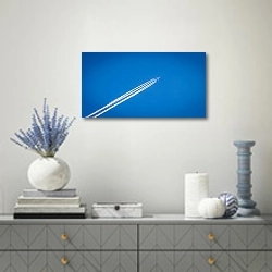 «Полет лайнера» в интерьере современной гостиной с голубыми деталями