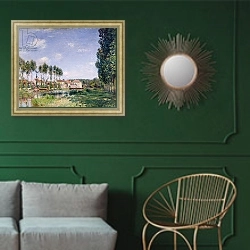 «Banks of the Loing, Moret, 1892» в интерьере классической гостиной с зеленой стеной над диваном