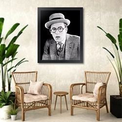 «Lloyd, Harold» в интерьере комнаты в стиле ретро с плетеными креслами