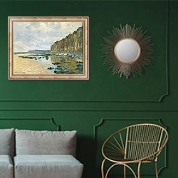 «На утесе в Пурвиле» в интерьере классической гостиной с зеленой стеной над диваном