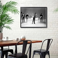 «История в черно-белых фото 306» в интерьере столовой в скандинавском стиле с кирпичной стеной