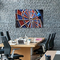 «Мишень для дартса с двумя стрелами в центре» в интерьере современного офиса с черной кирпичной стеной