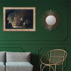 «Богатый человек по дороге в ад» в интерьере классической гостиной с зеленой стеной над диваном