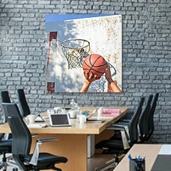 «Бросок в баскетбольную корзину» в интерьере современного офиса с черной кирпичной стеной