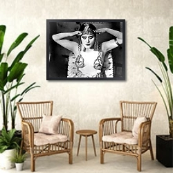 «Bara, Theda (Cleopatra) 8» в интерьере комнаты в стиле ретро с плетеными креслами