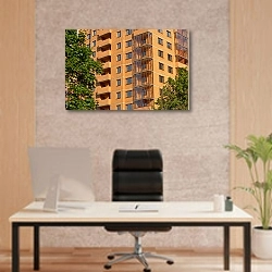 «Новый многоэтажный жилой дом за деревьями» в интерьере офиса начальника
