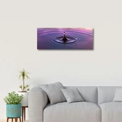 «Капля фиолетовой воды» в интерьере светлой гостиной в скандинавском стиле
