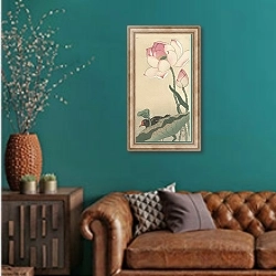 «Gallinule with Lotus Flowers» в интерьере гостиной с зеленой стеной над диваном