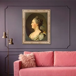 «Портрет Екатерины II в профиль» в интерьере гостиной с розовым диваном