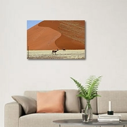 «Антилопы на фоне огромной дюны» в интерьере современной светлой гостиной над диваном