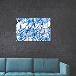 «Белый камень с синими прожилками» в интерьере в стиле лофт с черной кирпичной стеной