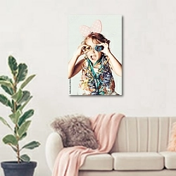 «Маленькая девочка в бантике с мишурой» в интерьере современной светлой гостиной над диваном