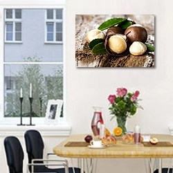 «Орехи макадамия» в интерьере кухни рядом с окном