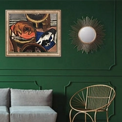 «Majong und Chilly» в интерьере классической гостиной с зеленой стеной над диваном