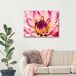 «Бело-розовый цветок крупным планом» в интерьере современной светлой гостиной над диваном