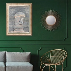 «Athlete’s Head» в интерьере классической гостиной с зеленой стеной над диваном