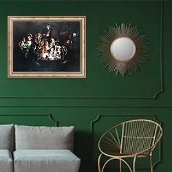 «Эксперимент над птицей» в интерьере классической гостиной с зеленой стеной над диваном