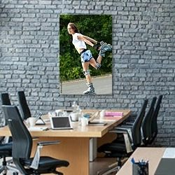 «Девушка на роликах в парке» в интерьере современного офиса с черной кирпичной стеной