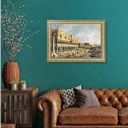 «The Riva degli Schiavoni, Venice» в интерьере гостиной с зеленой стеной над диваном