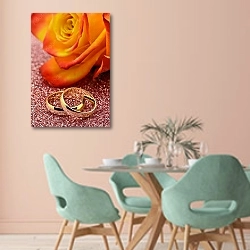 «Золотые кольца и роза» в интерьере современной столовой в пастельных тонах