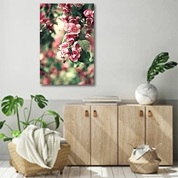 «Розовые цветы 3» в интерьере современной комнаты над комодом