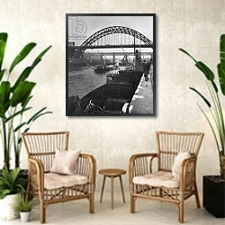 «The Tyne Bridge, Newcastle-upon-Tyne» в интерьере комнаты в стиле ретро с плетеными креслами