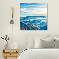 «Красивые голубые горы и холмы» в интерьере белой спальни в скандинавском стиле