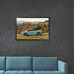 «Ретро-автомобиль на холмистой дороге Италии» в интерьере в стиле лофт с черной кирпичной стеной