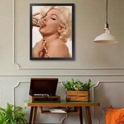 «Monroe, Marilyn 66» в интерьере комнаты в стиле ретро с проигрывателем виниловых пластинок