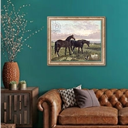 «Two horses grazing at sunset» в интерьере гостиной с зеленой стеной над диваном