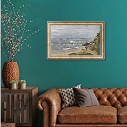 «Морской пейзаж с людьми на скалах» в интерьере гостиной с зеленой стеной над диваном