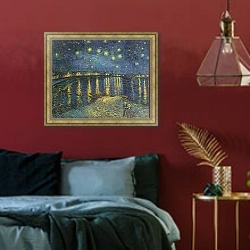 «Starry Night over the Rhone, 1888» в интерьере спальни с акцентной стеной