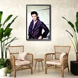 «Presley, Elvis 2» в интерьере комнаты в стиле ретро с плетеными креслами