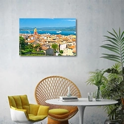 «Франция. Вид на Сан-Тропе и Лазурное побережье» в интерьере современной гостиной с желтым креслом