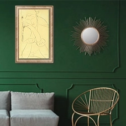 «Женщина, опирающаю голову на руки» в интерьере классической гостиной с зеленой стеной над диваном