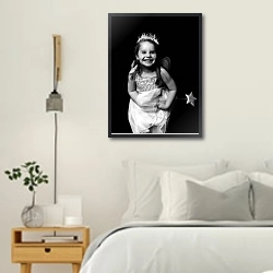 «История в черно-белых фото 820» в интерьере белой спальни в скандинавском стиле