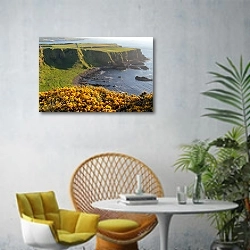 «Ирландия. Побережье 2» в интерьере современной гостиной с желтым креслом