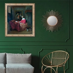 «Женщина, сидящая у стола и мужчина со скрипкой» в интерьере классической гостиной с зеленой стеной над диваном