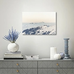 «Вершина горнолыжного курорта в облаках» в интерьере современной гостиной с голубыми деталями