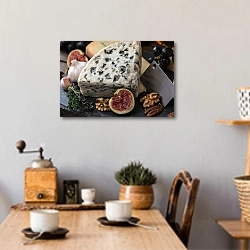 «Сыр с благородной плесенью» в интерьере кухни над обеденным столом с кофемолкой