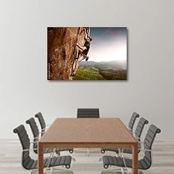 «Альпинист на скале» в интерьере конференц-зала над столом для переговоров