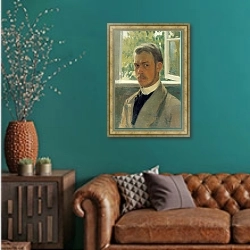 «Автопортрет 5» в интерьере гостиной с зеленой стеной над диваном