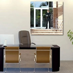 «Охранник у входа в здание» в интерьере офиса над столом начальника